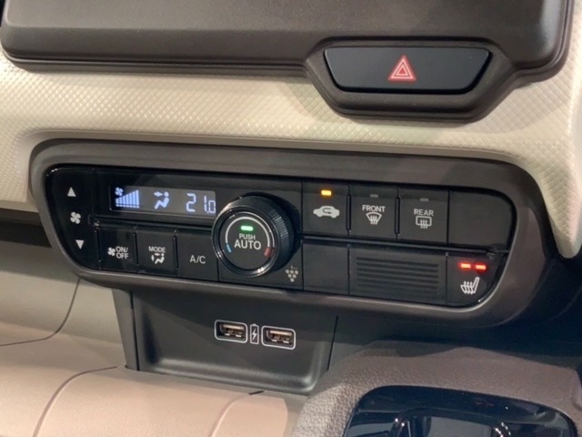 運転席にはシートヒーターが付いています！寒い日に便利な装備ですね。