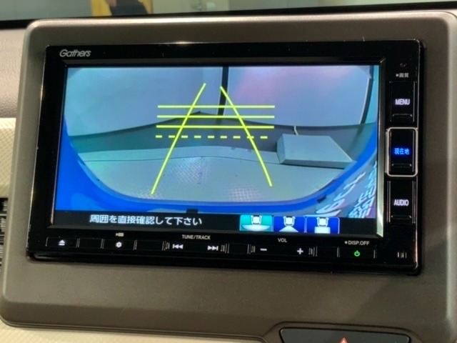 リバースギアに入れるだけで後方の表示へ切り替わります。夜間や雨の日の駐車も楽になりますよ。