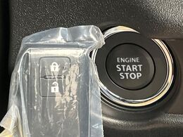 【キーレススタートシステム】カバンやポケットに入れたままでもドアの施錠・解錠が可能なスマートキーを装備。エンジンのオン・オフ時もカギを取り出す必要が無いからとっても便利です♪