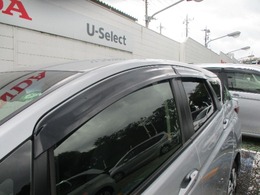 雨の日に便利なサイドバイザー付き♪喫煙者の方も重宝しますね♪