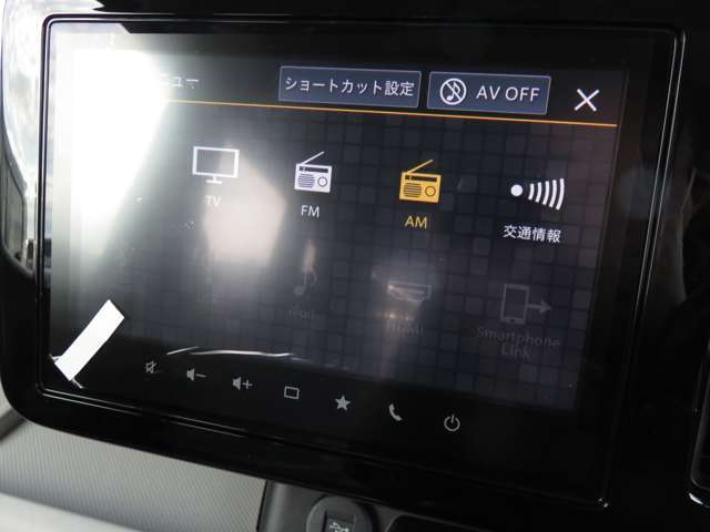 メーカー純正【全方位モニター付メモリーナビゲーション】を搭載しています。フルセグTV、AM/FM、スマートフォン連携、Bluetooth等の機能を備えています。