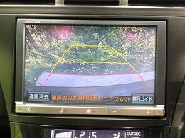【バックカメラ】駐車時に後方がリアルタイム映像で確認できます。大型商業施設や立体駐車場での駐車時や、夜間のバック時に大活躍！運転スキルに関わらず、今や必須となった装備のひとつです！