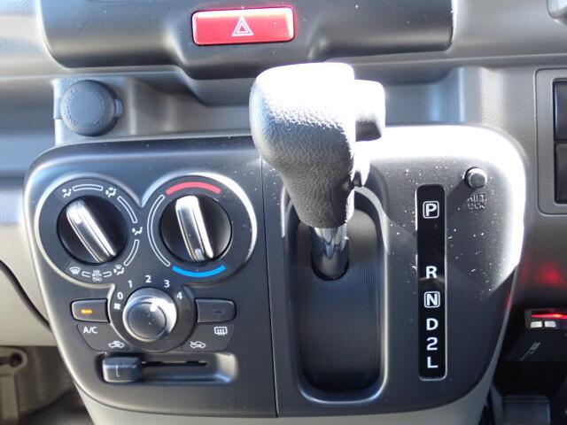 シフトとエアコンです。ダイヤル式のマニュアルエアコンになります。シンプルで使いやすい！