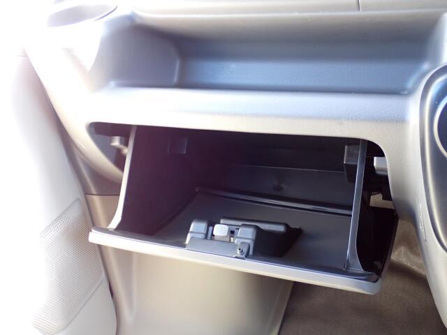 収納たっぷりグローブボックス。