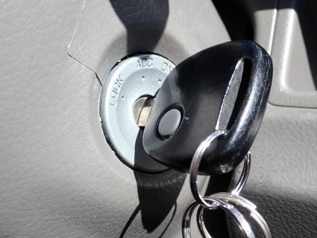 エンジン始動は、キーを差し込むタイプです。