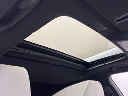 【ムーンルーフ】開放感たっぷりの希少装備、サンルーフが装着されています！車内に明かりを取り入れたり景色を楽しむ以外にも、車内の空気も簡単に換気できて快適です！
