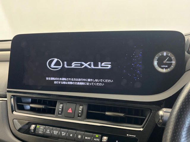 【メーカー純正ナビ】インテリアに溶け込むスタイリッシュな「専用設計」メーカーナビを装備♪視認性や操作性など基本性能にも優れ、より上質なカーライフをお楽しみいただけます。