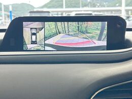 【8.8インチマツダコネクト】車内の雰囲気にマッチした大型のディスプレイ。スマホ接続でのナビ使用やBluetooth再生等、様々な機能が楽しめます。直感的なダイヤル操作が可能で、使い勝手も良好です。