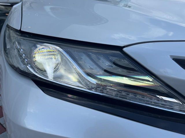 【LEDヘッドライト】悪天候や夜間走行時も良好な視界を確保し安心して運転できる高輝度LEDヘッドライトを装備！点灯速度が早く、消費電力も抑えられています。