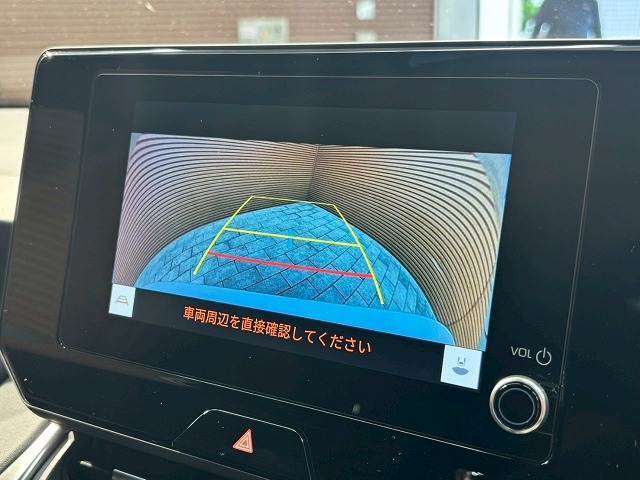 【カラーバックモニター】を装備しております。リアの映像がカラーで映し出されますので日々の駐車も安心安全です。