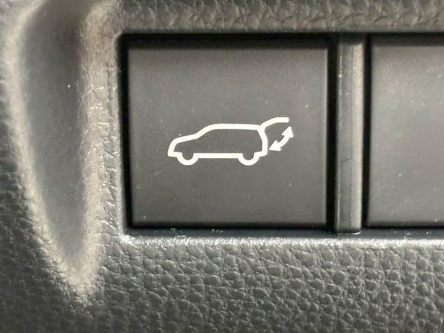 【電動リアゲート】装備しております。両手が塞がた状態からワンタッチでリアゲートを開閉出来る便利なオプションです。
