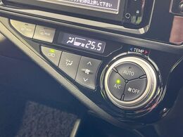 【オートエアコン】一度お好みの温度に設定すれば、車内の温度を検知し風量や温度を自動で調整。暑い…寒い…と何度もスイッチ操作をする必要はありません。快適な車内空間には必須の機能ですね♪