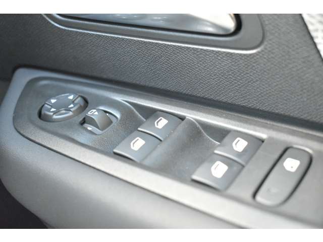 運転席側ドアの内側に、全窓開閉スイッチとドアミラーのスイッチがございます。