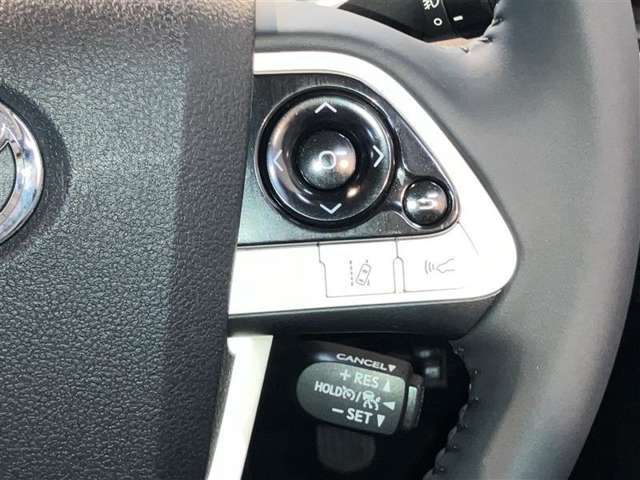ステアリングスイッチで、安全運転！前方から目線を外さないように！
