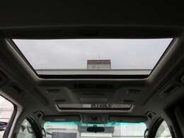 サンルーフを装備☆車内の換気にとても便利で採光性にも優れていますしなにより開放感と高級感がありますね☆後付けできない装備ですのでぜひ装着車をお勧めいたします☆