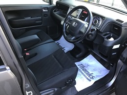 室内もきれいなお車です。アームレスト付です。