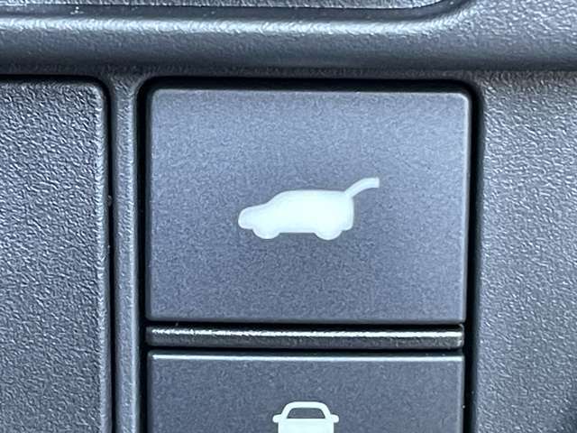 ◆【パワーバックドア】荷物を抱えた状態でもリアゲートの開閉が可能です！お買い物時やアウトドアの際に役立ちますね。