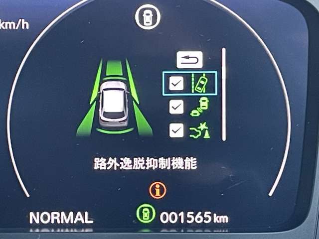 ◆【路外逸脱抑制機能】はみ出しそうなとき、ディスプレー表示とステアリング振動の警告で注意を促すとともに、車線内へ戻るようにステアリング操作を支援します。機能には限界があるためご注意ください。