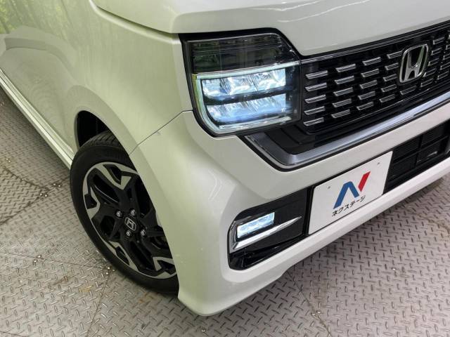 【LEDヘッドライト】悪天候や夜間走行時も良好な視界を確保し安心して運転できる高輝度LEDヘッドライトを装備！点灯速度が早く、消費電力も抑えられています。