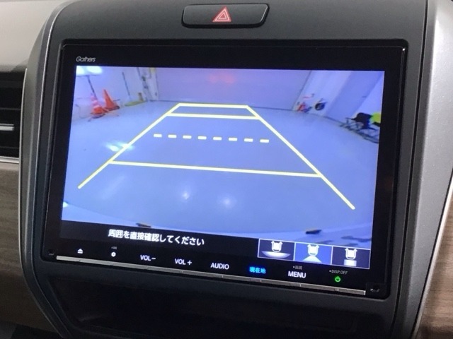 リバースギアに入れるだけで後方の表示へ切り替わります。夜間や雨の日の駐車も楽になりますよ。