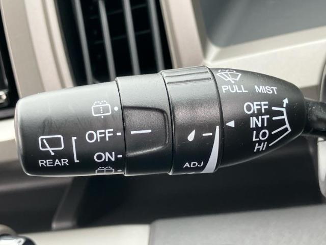 WECARSの展示場では実際に見て、触ってお車をお選びいただけます！知識の豊富な営業スタッフが様々なカーライフをご提案いたします！