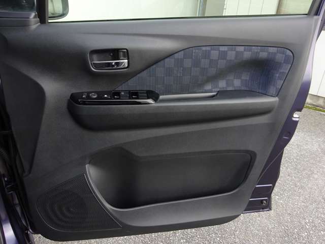 ◇運転席扉　内側部分になります◇【パワーウィンドウ】窓の開け閉め楽々！少し換気したいな～なんて時にササッと操作できますね♪