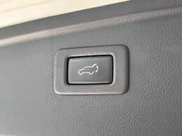 【パワーバックドア】スマートキーや運転席のボタンを押すだけでリアゲートが自動で開閉します！荷物を持っている時や、高い位置にあるバックドアを閉める際に便利な機能です♪