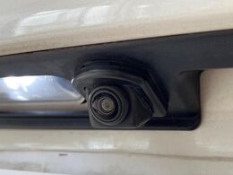 【バックカメラ】駐車時に後方がリアルタイム映像で確認できます。大型商業施設や立体駐車場での駐車時や、夜間のバック時に大活躍！運転スキルに関わらず、今や必須となった装備のひとつです！