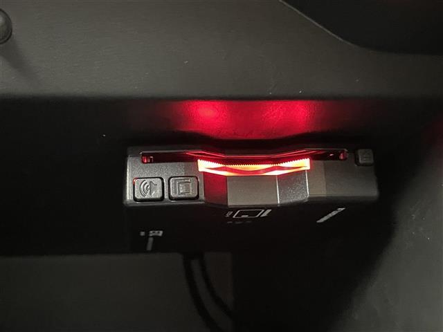 【ETC】有料道路を利用する際に料金所で停止することなく通過できる、ETC車載器（ノンストップ自動料金収受システム機器）が装備されています。セットアップを行うことで利用可能になります。