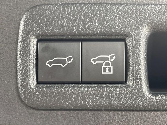 【パワーバックドア】スマートキーや運転席のボタンを押すだけでリアゲートが自動で開閉します！荷物を持っている時や、高い位置にあるバックドアを閉める際に便利な機能です♪