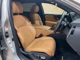 【レザーシート】ならではの高級感あふれる内装がこたわりのアイテム。見た目の高級感とより上質な座り心地をお楽しみください。