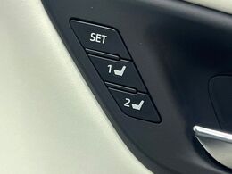 【メモリー機能付きパワーシート】ドライバーごとに設定したシート位置を記憶して、ボタン一つで切り替えできる便利な機能！運転する方が複数名いらっしゃるご家庭におすすめです♪