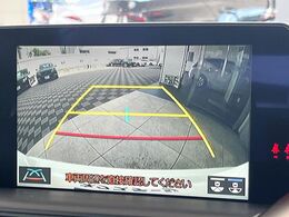 【バックカメラ】駐車時に後方がリアルタイム映像で確認できます。大型商業施設や立体駐車場での駐車時や、夜間のバック時に大活躍！運転スキルに関わらず、今や必須となった装備のひとつです！