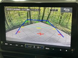 【バックカメラ】駐車時に後方がリアルタイム映像で確認できます。大型商業施設や立体駐車場での駐車時や、夜間のバック時に大活躍！運転スキルに関わらず、今や必須となった装備のひとつです！