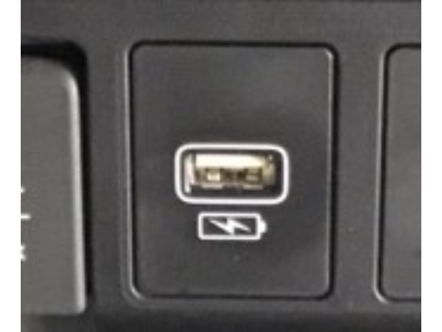 USBチャージャー搭載。スマートフォンなどの充電にとっても便利です