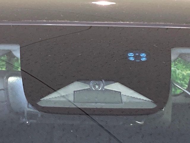 【ホンダセンシング】走行中に前方の車両等を認識し、衝突しそうな時は警報とブレーキで衝突回避と被害軽減をアシスト。より安全にドライブをお楽しみいただけます。