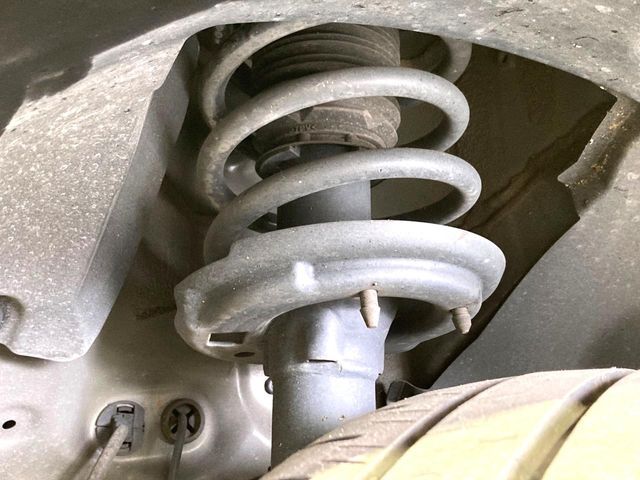 お車を安心してお乗りいただく為には、足回りの定期点検が欠かせません。サービスサポート（有償保証）では無料点検もご提供しており、安心のカーライフをお過ごしいただけるサポート体制が整っています。