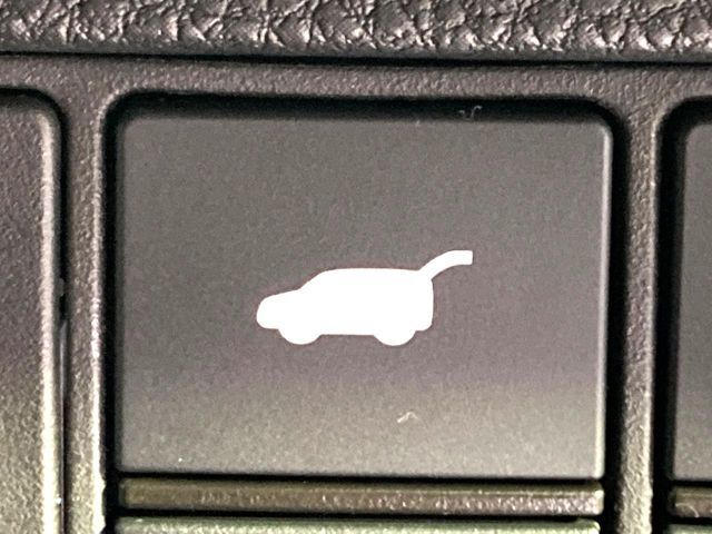 【パワーバックドア】スマートキーや運転席のボタンを押すだけでリアゲートが自動で開閉します！荷物を持っている時や、高い位置にあるバックドアを閉める際に便利な機能です♪