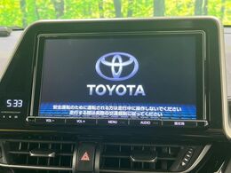 【純正ナビ】人気の純正ナビを装備しております。ナビの使いやすさはもちろん、オーディオ機能も充実！キャンプや旅行はもちろん、通勤や買い物など普段のドライブも楽しくなるはず♪
