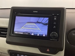 リバースギアに入れるだけで後方の表示へ切り替わります。夜間や雨の日の駐車も楽になりますよ。