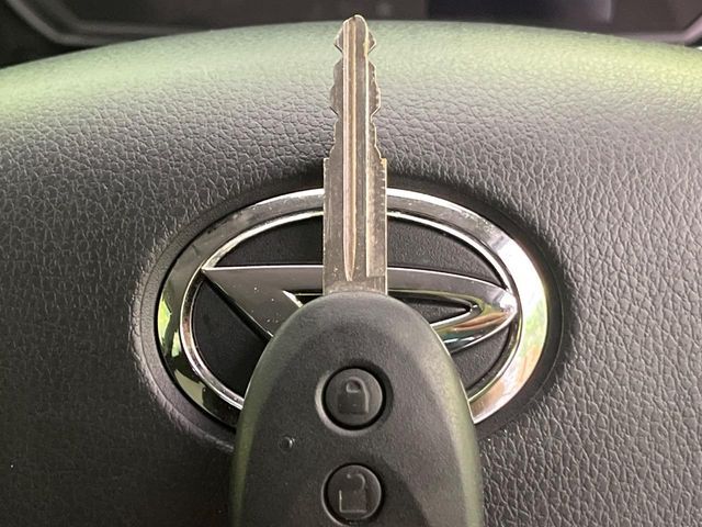 【キーレス】少し離れた場所からでもボタン一つでドアの開錠・施錠ができるのでとっても便利！ドアの鍵穴周りに傷をつけることもありません♪