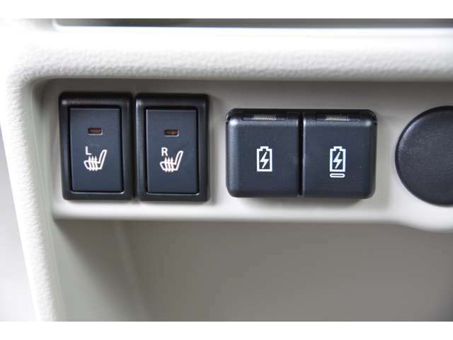 USB電源ソケット（Type-A、Type-C）が付き！運転席・助手席にはシートヒーターも付いています♪お問い合わせは079-280-1118、カーズカフェ　カーベル姫路東までお気軽にお電話ください