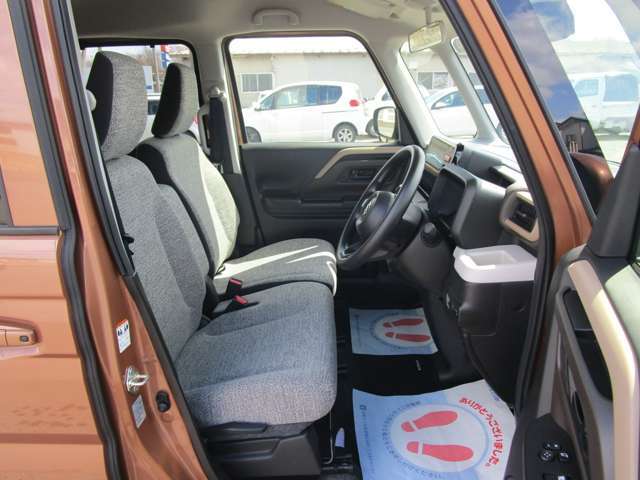 女性の方ももちろんですが、運転席側、助手席側の足元スペースが広いので男性の方が運転しても窮屈になりにくいですよ！