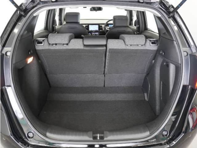 フル乗車でもしっかり荷物を収納出来るラゲッジスペースです。普段の買い物でしたらしっかり積める十分な荷室スペースが確保されています。