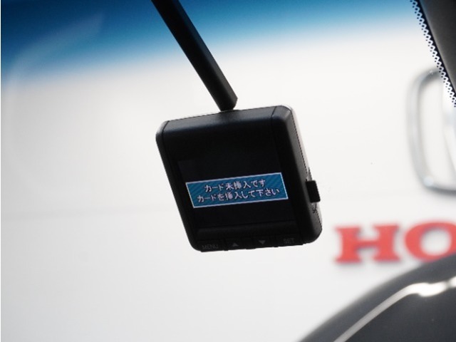 ◆ドライブレコーダー◆映像・音声などを記録する自動車用の装置です。　もしもの事故の際の記録はもちろん、旅行の際の思い出としてドライブの映像を楽しむことができます。