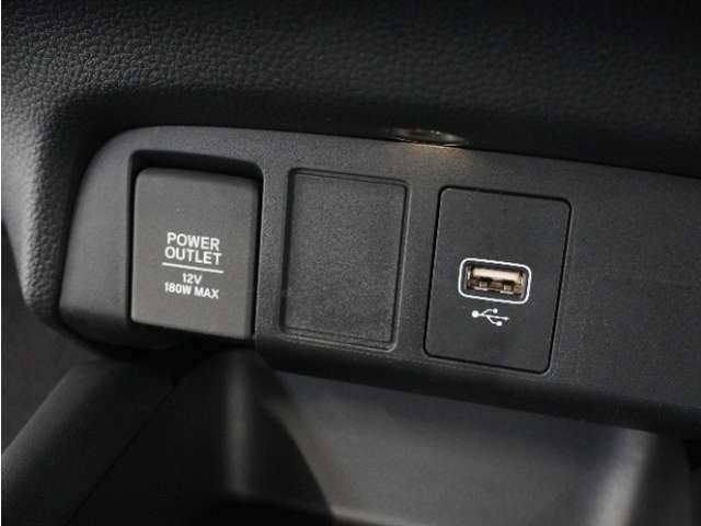 スマートフォンの充電等にも便利な電源ソケットも使いやすい場所に装備されています。