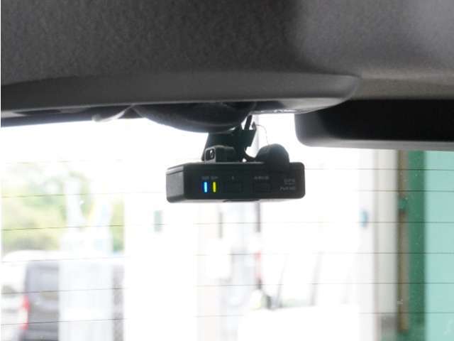 この車にはリアにもドライブレコーダーを装備しております◆映像・音声などを記録する自動車用の装置です。　もしもの事故の際の記録はもちろん、旅行の際の思い出としてドライブの映像を楽しむことができます。