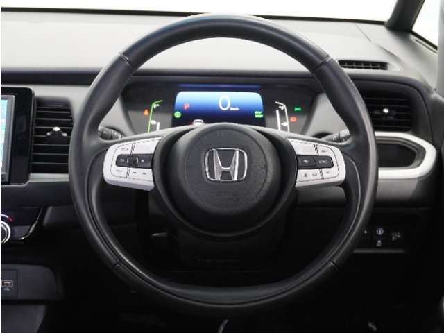 【Honda SENSING】 カメラ等装置で精度の高い検知能力を発揮、安全運転を支援します。ステアリング上のコントローラーに注目！