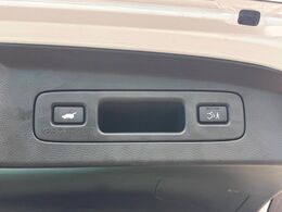 【パワーバックドア】スマートキーや運転席のボタンを押すだけでリアゲートが自動で開閉します！荷物を持っている時や、高い位置にあるバックドアを閉める際に便利な機能です♪