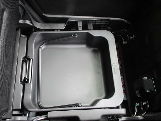助手席の下にスッキリ収納できる、助手席シートアンダーボックス。ボックスの取り外しが可能で、そのまま持ち出すことができます☆